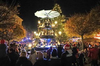 Pyramidenanschieben, Death Comedy, Leinwand-Hits und irische Klänge: Was am Wochenende im Landkreis Zwickau los ist - Das lockt stets viele Schaulustige an. Das traditionelle Pyramidenanschieben wie hier in Crimmitschau eröffnet vielerorts die Adventszeit.