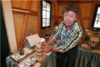 Pyramidenanschieben und Weihnachtsmärkte im Rödelbachtal - Vorbereitung im vorigen Jahr: Uwe Steglich platziert die Ortspyramide auf dem Weihnachtsberg.
