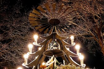Pyramidenfest im Vogtland mal anders: Warum man in Neustadt seine eigene Tasse mitbringen soll - So wird sich der Drehturm am Neustädter Bürgerhaus ab dem späten Sonntagnachmittag zeigen.