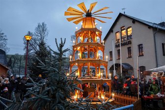 Pyramidenfest St. Egidien: Wo elf Weihnachtsmänner anrücken - Am Samstag wird rund ums Rathaus und die Pyramide gefeiert - so wie im vergangenen Jahr.