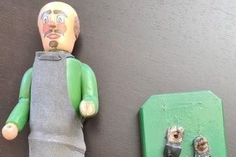 Pyramidenfigur vor Rathaustür gefunden - Die kaputte Pyramidenfigur, die im Dezember von der Peniger Weihnachtspyramide gestohlen wurde, ist wieder aufgetaucht.