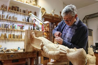 Pyramidenfiguren für Oberwiesenthal entstehen derzeit in Rademanns Werkstatt - Holzbildhauer Hartmut Rademann fertigt derzeit in seiner kleinen Werkstatt in Schwarzenberg die Figuren für die neue Pyramide in Oberwiesenthal.