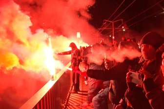 Pyro-Show am Elbufer: Dynamo-Fans feiern in den 70. Geburtstag ihres Vereins - Dynamo-Fans feiern am Elbufer den Geburtstag ihres Vereins.