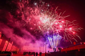 Pyro-Tommy hat es wieder getan: Glauchau feiert mit Mega-Feuerwerk ins Neue Jahr - Tommy Ritters Mega-Feuerwerk macht in Glauchau die Nacht zum Tag.