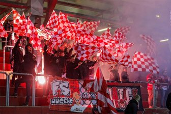 Pyrotechnik-Ärger im Kunsteisstadion im Sahnpark in Crimmitschau: Staatsanwaltschaft verkündet Entscheidung - Kurz vor dem ersten Bully loderte die Pyrotechnik im Fanblock der Gäste.