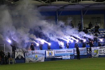 Pyrotechnik im Ausland: Drohen dem Chemnitzer FC und Lok Leipzig noch Strafen? - In der Halbzeitpause des Testspiels zwischen dem Chemnitzer FC und dem Wuppertaler SV in der Türkei wurden Bengalische Feuer gezündet.