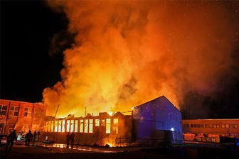 Pyrotechnik in Schubkarren, Rehe und Großbrände: Diese Einsätze hielten die Limbacher Feuerwehren auf Trab - Am Silvesterabend 2023 brannte eine Lagerhalle an der Chemnitzer Straße in Limbach-Oberfrohna. Nur einer von drei Großbränden, der die Kameraden 2023 beschäftigte.