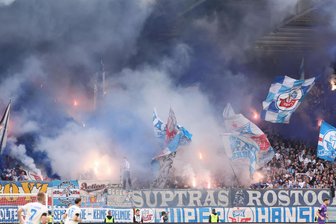 Pyrotechnik und ein verschossener Elfmeter: So lief das Derby zwischen Erzgebirge Aue und Hansa Rostock - Verzögerung zum Beginn der zweiten Halbzeit: Hansa-Fans zünden Pyrotechnik.
