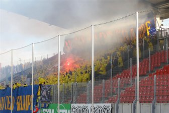 Pyrotechnik und Vermummungsverbot verletzt: Polizei ermittelt beim Heimspiel des FSV Zwickau in neun Fällen - Auf den Rängen der GGZ-Arena wurde am Freitag wiederholt Pyrotechnik gezündet.
