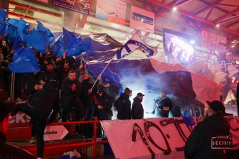 Pyrotechnik-Vorfall im Kunsteisstadion im Sahnpark in Crimmitschau: Polizei ermittelt gegen vier Weiden-Fans - Nach dem Pyrotechnik-Vorfall im Fanblock der Gäste konnte die Polizei vier Tatverdächtige ermitteln.