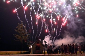 Pyrotechniker zündet Feuerwerk für Abc-Schützen - Falk Friedrich zündete das Feuerwerk an der kleinen Kapelle in Kretscham.