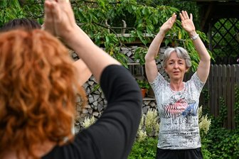 „Qigong im Park“ in Limbach-Oberfrohna: Wie kann Qigong helfen, den Alltag zu meistern? - Kathrin Schädtler bei einem Qigong-Kurs im heimischen Garten. 2013 absolvierte sie eine Ausbildung zur Kursleiterin und möchte seitdem mit Qigong den Menschen mehr Zeit für sich schenken.