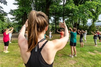 Qigong im Stadtpark in Limbach-Oberfrohna: Wie fühlt man sich nach einer Stunde Qigong? - „Freie-Presse“-Redakteurin Julia Grunwald startete einen Selbstversuch beim bundesweiten Aktionstag „Qigong im Park“. Wie fühlt es sich an, eine Stunde Qigong im Stadtpark von Limbach-Oberfrohna zu machen?