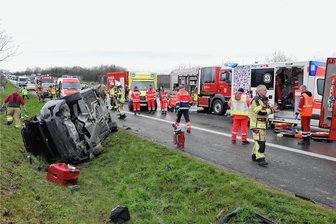 QR-Code am Rettungswagen: Das bekommen Gaffer an Unfallorten zu sehen - Der Rettungswagen der Johanniter-Unfall-Hilfe mit dem QR-Code an Seiten und Heck ist kürzlich zu einem schweren Verkehrsunfall auf der Autobahn 4 vor dem Autobahndreieck Nossen gerufen worden.