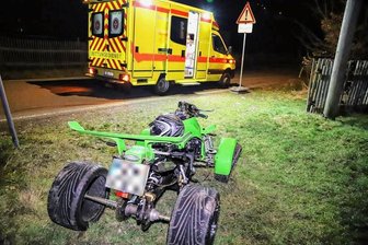 Quad landet bei Aue auf dem Feld - Im Auer Ortsteil Alberoda verletzte sich ein Quadfahrer, nachdem er sich mit seinem Fahrzeug überschlagen hatte.