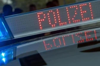 Quadfahrer durchbricht Zaun und flüchtet - Rätsel gibt der Polizei ein Unfall in Crimmitschau auf. In der Nacht zum Sonntag hatte ein Unbekannter auf einem Quad einen Grundstückszaun durchbrochen und war danach davongefahren. Die Polizei sucht Zeugen. 