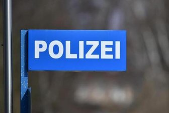 Quadfahrer überschlägt sich bei Unfall - Verursacher flüchtet - Bei Oelsnitz ist ein Quadfahrer einem Pkw ausgewichen und hat sich überschlagen. Der unbekannte Pkw-Fahrer flüchtete. Die Polizei sucht Zeugen.