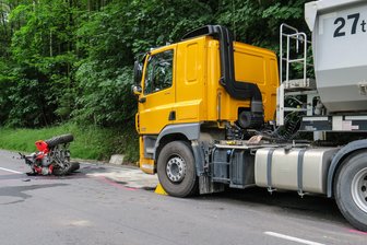 Die Quadfahrerin war frontal gegen einen Laster gekracht.