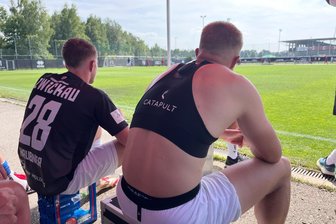 Quälix? Spieler des FSV Zwickau trainieren seit dieser Saison mit BH: Was es damit auf sich hat - Die Oberteilwesten sind fester Bestandteil des Trainings und im Wettkampf. Nur fotografieren will sich kein Mann mit dem wertvollen Kleidungsstück...