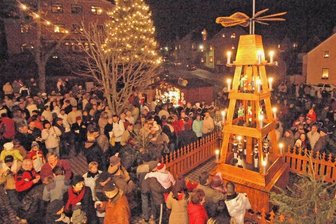 Qual der Wahl: Der Kalender im Advent ist prall gefüllt - "Im sechse an dr Peremett," heißt es traditionell am Samstag vorm 1. Advent in Lugau: Punkt 18 Uhr wird dann die Pyramide vorm Rathaus angeschoben.
