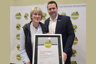 Qualitätssiegel für Kammweg Erzgebirge-Vogtland in Stuttgart übergeben - Birgit Knöbel undAndreas Kraus haben das Siegel für den Tourismusverband entgegengenommen.