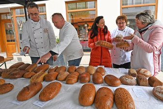 Qualitätstest in Freiberg: Mittelsachsens Brote treffen Geschmack der Experten - Öffentlicher Qualitätstest mit Brot der Bäckerinnung Mittelsachsen in Freiberg: Dennis Kästner (links) und René Buschmann, von der Innung bereiten die ankommenden Brote für den Test vor.