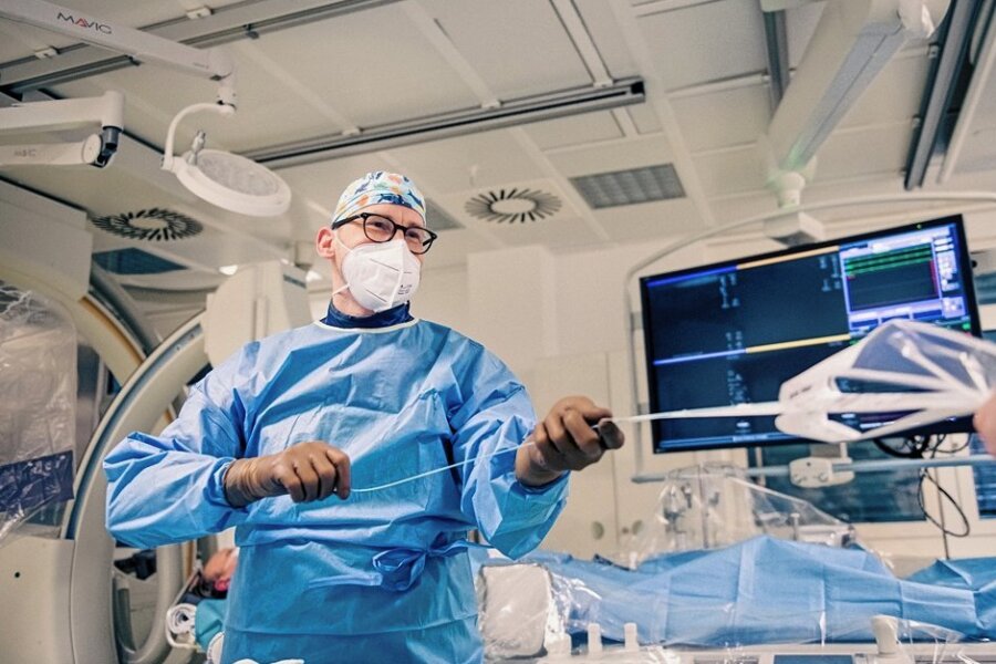 Qualitätsunterschiede bei Herz-OPs - Mit dem Herzkatheter kann diagnostiziert und behandelt werden. Selbst Herzklappen werden so ersetzt. Dr. Felix Woitek vom Herzzentrum Dresden entnimmt ein solches Instrument aus der Verpackung. 
