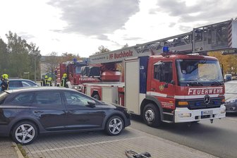 Qualm auf Balkon - Feuerwehr rückt in Wohngebiet aus - Am Freitagmittag rückte die Feuerwehr in das Wohngebiet Adam Ries aus.