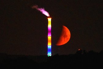Qualm weg: Frankenbergs neue Sicht auf die rauchfreie Chemnitzer Esse - Diese Nachtaufnahme von rauchender Esse und Mond entstand am 23. August 2023 in Dittersbach.