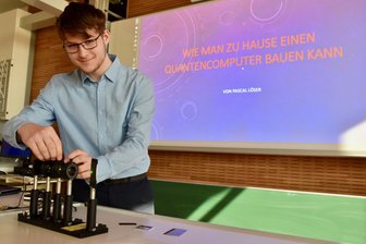 Quantenphysik, Schönheitswahn, Noten im Sportunterricht: Wie drei kluge junge Köpfe aus Chemnitz die Welt sehen - Pascal Löser mit seinem selbstgebauten Quantencomputer.