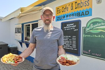 Quarkkeulchen, Hotdog-Klassiker und Wundertüten - was Freibad-Imbisse in Westsachsen alles anbieten - Pommes und Currywurst gehen zwar immer: Aber Uwe Schmidt und sein Team halten im Freibad Leubnitz auch Fisch, Apfelstrudel und verschiedene Kaffee-Kreationen bereit.