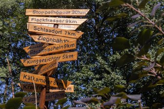 Quarkquetscher, Mondputzer und Muhme: Autorin ist kuriosen Ortsnamen im Erzgebirge auf der Spur - Wer nicht aus der Region stammt, wird angesichts dieses Wegweisers in Sehma ratlos sein. Die Autorin Claudia Puhlfürst will Abhilfe schaffen: Sie recherchiert zu Spitznamen für Orte im Erzgebirge. Sicher wird die Lektüre auch für die Einheimischen interessant sein, denn wer weiß schon für alle Namen den Hintergrund?