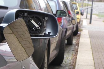 Quartett demoliert 16 Autos - Das Quartett beschädigte die Außenspiegel von 16 Fahrzeugen.