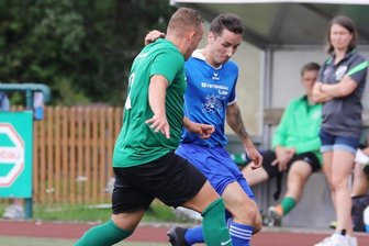 Quartett erreicht nächste Runde - Während Sebastian Günther (l.) und Eintracht Zschopautal nach dem 3:1 in Crottendorf weiter vom Gewinn des Erzgebirgspokals träumen dürfen, ist für Blau-Weiß (mit Yannick Baumann) der Wettbewerb beendet. 