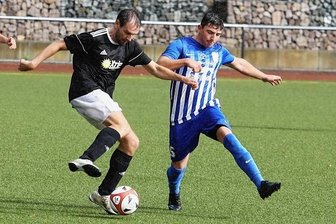 Quartett streicht im Achtelfinale die Segel - Bruno Schubert (links) und der VfB Annaberg II unterlagen dem ATSV Gebirge/Gelobtland (mit Paul Bauermann) mit 0:2.