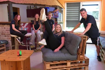 Quatschen, zocken, knutschen: Neue Macher peppen den Zuger Jugendclub auf - Neues Leben im Zuger Jugendclub am Daniel in Freiberg-Zug: Im Bild Julie Träger, Lilly Menzel, Jonas Wolf (h.v.l.) und Mileen Bellmann und Felix Fröbel.