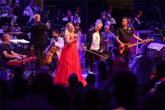 Queen Classic Night im Plauener Parktheater: Das Publikum reißt es von den Sitzen - Opernsängerin Elena Finks überzeugte mit ihrer stimmgewaltigen Interpretation des Queen-Hits „Barcelona“. Auch Solist Markus Engelstädter punktete beim Publikum.