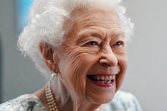 Queen Elizabeth II. ist tot: Die Ewigkeit ist zu Ende - "Mein ganzes Leben, sei es kurz oder lang, werde ich in Euren Dienst stellen", versprach Elizabeth 1947 an ihrem 21. Geburtag ihren Landsleuten.