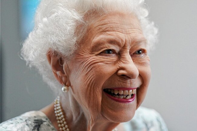 Queen Elizabeth II. ist tot: Die Ewigkeit ist zu Ende - "Mein ganzes Leben, sei es kurz oder lang, werde ich in Euren Dienst stellen", versprach Elizabeth 1947 an ihrem 21. Geburtag ihren Landsleuten. 