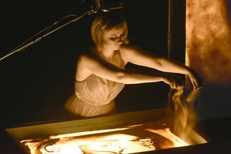 „Queen of Sand“ erschafft mit ihren Händen magische Film-Momente: Was am Wochenende in Westsachsen los ist - Mit ihrer atemberaubenden Sandkunst-Performance „Es war einmal in Hollywood“ wird Irina Titova am Freitagabend das Publikum im Konzert- und Ballhaus „Neue Welt“ Zwickau faszinieren.