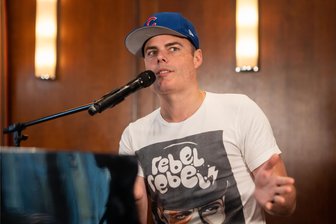 Queen-Show mit Sänger Marc Martel gastiert in der Freiheitshalle Hof - Der kanadische Sänger, Gitarrist und Pianist Marc Martel, fotografiert bei einem Pressetermin am Klavier, gibt ein Konzert in Hof.
