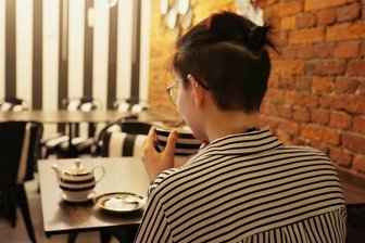 Queer in Zwickau: So erlebt Fritz (19) die Stadt - Fritz, der unerkannt bleiben möchte, trinkt in einem Zwickauer Café einen Tee. Er weiß, wie ist es, im Erzgebirge und in Westsachsen als queere Person aufzuwachsen und seinen Weg zu finden. 