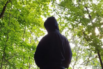 Queer in Zwickau: Toni fühlt sich auf dem Christopher-Street-Day nicht mehr sicher - Toni wurde als Mädchen geboren, bevorzugt heute aber die Anrede „er“. Für die Geschichte will er anonym bleiben. Zu groß ist die Angst vor Bedrohungen und Beleidigungen.