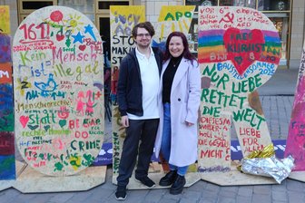 Queeres Festival in Chemnitz: Was die Macher von „C the Queer“ vorhaben - Das sind die Organisatoren von „C the Queer“: Lucas Dietrich und Maria Kramer vor einer Installation in der Stadt.