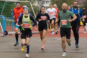 Quer durchs Maisfeld: Junge Läuferin vom TSV Flöha trotzt widrigen Bedingungen - Gewann bei den Frauen die Halbmarathon-Strecke mit gut vier Minuten Vorsprung: Ellen Pestel (2143) vom TSV Flöha.