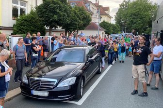 Querdenken-Kundgebung in Plauen von Protesten begleitet - Kundgebung der Querdenken-Bewegung am Montagabend am Wartburgplatz in Plauen: Bodo Schiffmann (am Mikrofon) begrüßt die Teilnehmer.