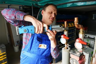Quereinsteiger aus Drebach läuft im Heizungsbau heiß - Das Schöne am jetzigen Berufsalltag ist für Jona Köhler, dass er kaum noch Zeit im Büro verbringt, sondern sich fast ausschließlich der handwerklichen Arbeit widmen kann.