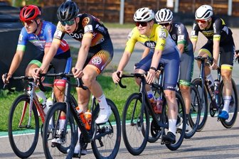 Quereinsteiger in den Top 10 - Jonas Käppler (rechts) zog im Laufe des Sachsenringradrennens noch am Waldenburger Sebastian Vogel (roter Helm) vorbei.