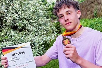 Quereinstieg führt zum Erfolg - Stolz präsentiert Arno Börner die Bronzemedaille, die er 2022 bei der Deutschen Meisterschaft im Gewichtheben gewonnen hat.