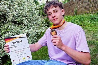 Quereinstieg führt zum Erfolg - Stolz präsentiert Arno Börner die Bronzemedaille, die er 2022 bei der Deutschen Meisterschaft im Gewichtheben gewonnen hat.